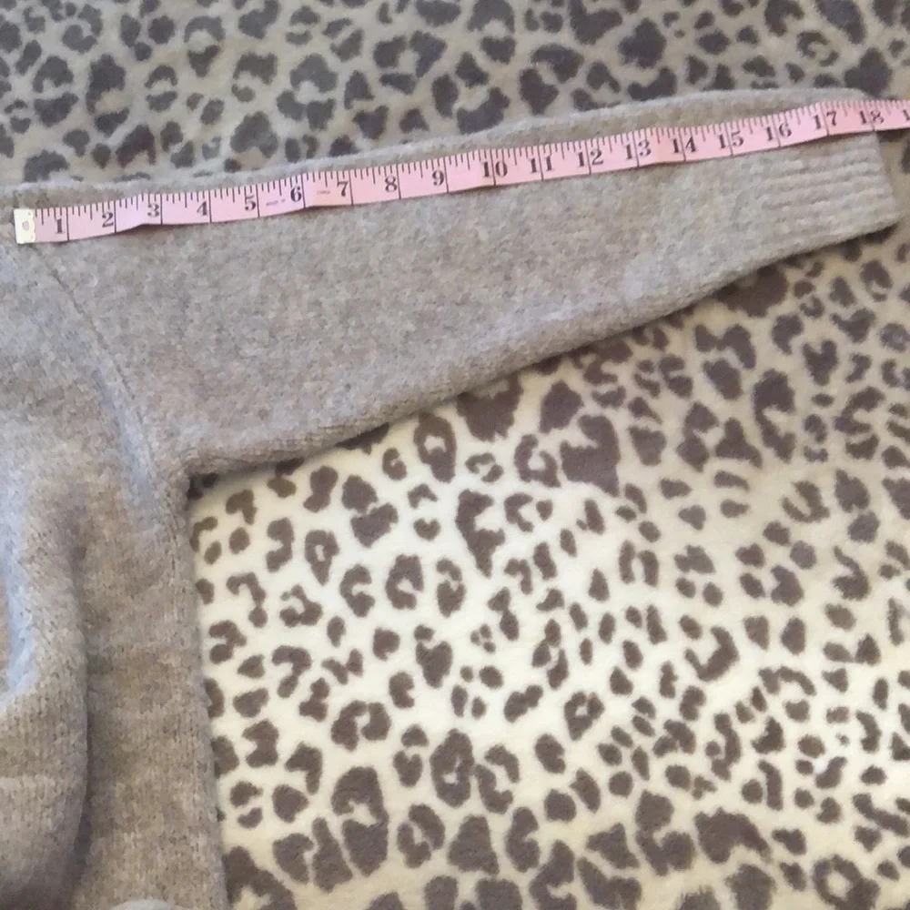 Express Drop Shoulder Sweater Crewneck in Oatmeal Size Small Women’s